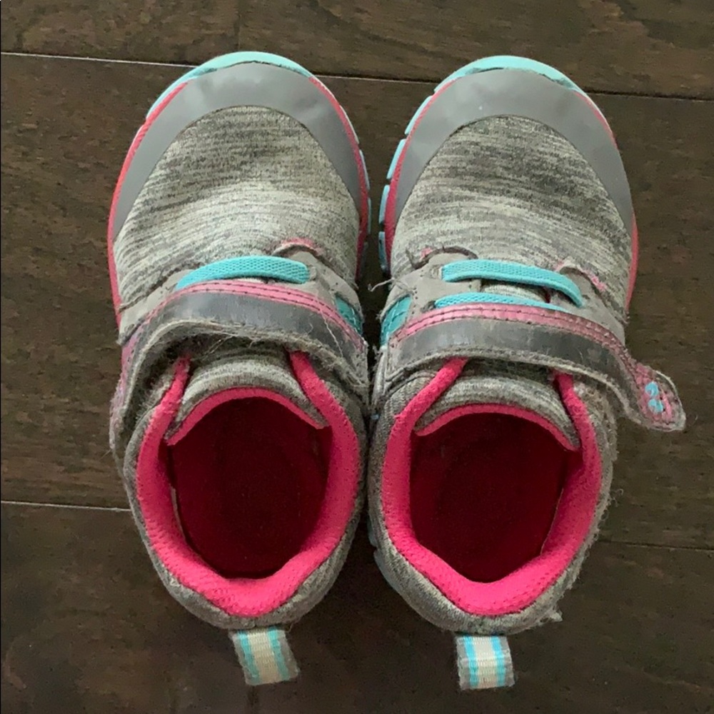 Toddler girls gym shoes.